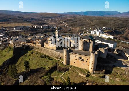 Luftaufnahme von Puebla de Sanabria in Zamora, Kastilien und Leon, Spanien. Stockfoto