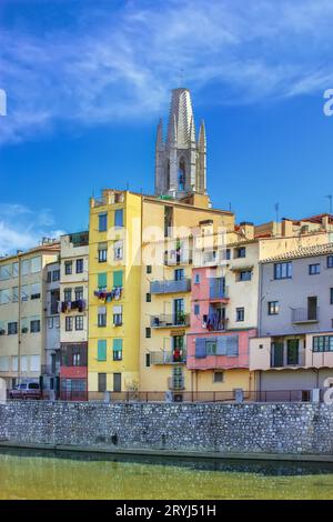Häuser am Ufer des Onyar in Girona, Spanien Stockfoto