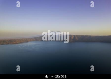 Reisethema in Nicaragua mit Blick auf Drohnen aus der Luft. Blaue Lagune bei Sonnenuntergang Stockfoto