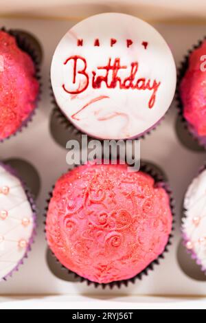 Extravagante Cupcakes für die Geburtstagsfeier Stockfoto