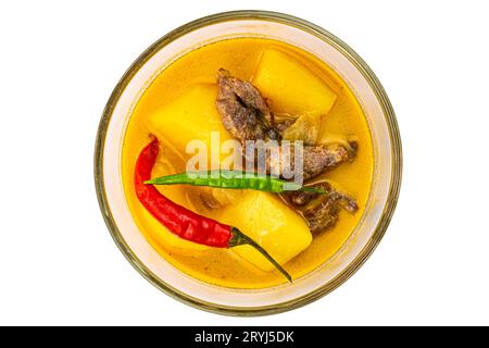 Blick von oben auf köstliches hausgemachtes gelbes Curry mit Kartoffelstücken, Rindfleisch, Zwiebeln und Kokosmilch in einer weißen Keramikschale. Stockfoto
