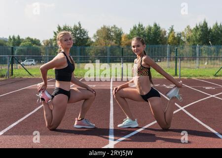 Eine junge Sportlerin trainiert gerade Stockfoto