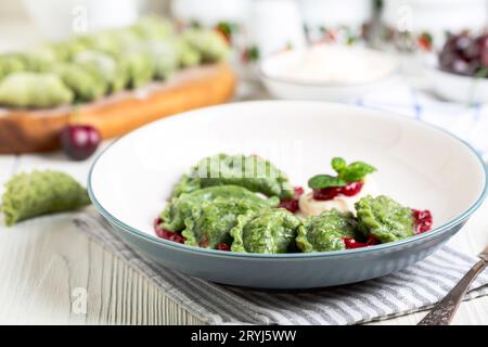 Kirschknödel (Pierogien) mit Kirschsauce. Stockfoto