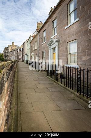 Eine Reihe von eleganten Reihenhäusern entlang der Quay-Mauern, Teil der Stadtmauern in Berwick upon Tweed, Northumberland, Großbritannien am 22. september 2023 Stockfoto