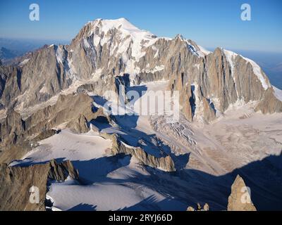 LUFTAUFNAHME. Mont Blanc Massiv von Nordosten gesehen, Dent du Géant (4013 m) unten rechts. Chamonix, Auvergne-Rhône-Alpes, Frankreich. Stockfoto