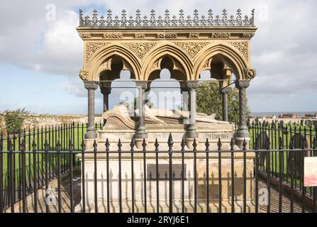 Denkmal für Grace Darling (Grab und Grab) St. Aidan's Church, Bamburgh, Northumberland, Großbritannien. Eine inspirierende Frau, anerkannt für Heldentum und Rettung von Leben. Stockfoto