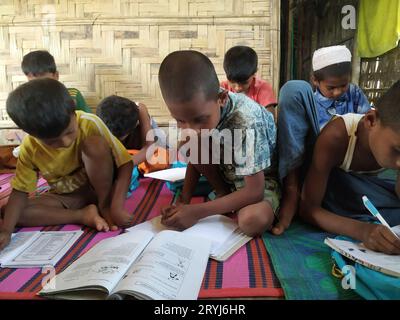 Rohingya-Kinder lernen im Bildungszentrum. Stockfoto