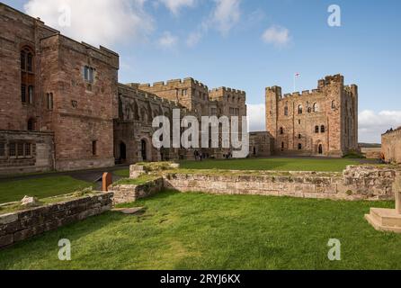 Bamburgh Castle an der Nordostküste Englands in Northumberland. Stockfoto