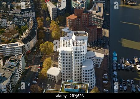 Blick vom Rheinturm auf die Gehry-Gebäude im Medienhafen, Düsseldorf, Deutschland, Europa Stockfoto