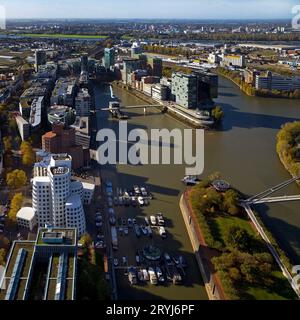 Blick vom Rheinturm auf den Medienhafen, Düsseldorf, Deutschland, Europa Stockfoto