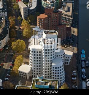 Blick vom Rheinturm auf die Gehry-Gebäude im Medienhafen, Düsseldorf, Deutschland, Europa Stockfoto