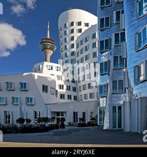 Der neue Zollhof mit zwei Gehry-Gebäuden und dem Rheinturm, Düsseldorf, Deutschland, Europa Stockfoto
