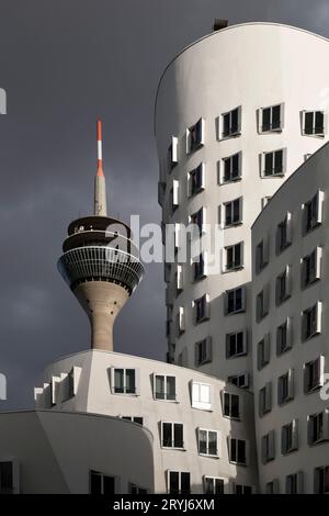 Der Gehry Bau neue Zollhof 3 mit dem Rheinturm, Düsseldorf, Deutschland, Europa Stockfoto
