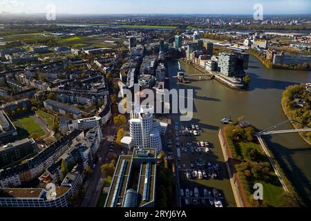 Blick vom Rheinturm auf den Medienhafen, Düsseldorf, Deutschland, Europa Stockfoto