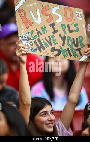 London am Sonntag, den 1. Oktober 2023. Arsenal-Fans während des Barclays FA Women's Super League-Spiels zwischen Arsenal und Liverpool im Emirates Stadium, London am Sonntag, den 1. Oktober 2023. (Foto: Kevin Hodgson | MI News) Credit: MI News & Sport /Alamy Live News Stockfoto