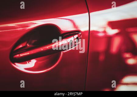 Türgriff für das Auto mit Sensor des schlüssellosen Türöffnungssystems Stockfoto