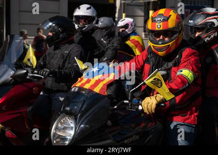 Barcelona, Spanien. Oktober 2023. Biker mit Flaggen für die Unabhängigkeit Kataloniens während der Demonstration. Hunderte von Menschen, die von der zivilgesellschaftlichen Organisation Assemblea Nacional Catalana aufgerufen wurden, haben entlang der Vía Laietana demonstriert, um des sechsten Jahrestages des einseitigen Referendums vom 1. Oktober 2017 zu gedenken, das von den Sicherheitskräften des spanischen Staates hart unterdrückt wurde. Quelle: SOPA Images Limited/Alamy Live News Stockfoto