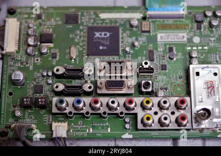 Kairo, Ägypten, September 26 2023: Innenraum der Hauptplatine des LCD-Fernsehers, Kabel, Transformatoren, Widerstand, IC, Kondensatoren, Reparatur Mo Stockfoto