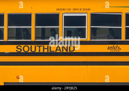 Calgary, Alberta, Kanada. März 2023. Nahaufnahme eines gelben Schulbusses in Southland. Stockfoto