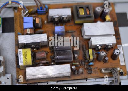 Kairo, Ägypten, September 26 2023: Innenraum der Hauptplatine des LCD-Fernsehers, Kabel, Transformatoren, Widerstand, IC, Kondensatoren, Reparatur Mo Stockfoto