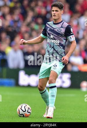 Nottingham, Großbritannien. Oktober 2023. Christian Norgaard (Brentford) mit dem Ball während des Premier-League-Spiels zwischen Nottingham Forest und Brentford am 1. Oktober 2023 auf dem Gelände der Stadt Nottingham, England. Foto von Mark Dunn. Nur redaktionelle Verwendung, Lizenz für kommerzielle Nutzung erforderlich. Keine Verwendung bei Wetten, Spielen oder Veröffentlichungen eines einzelnen Vereins/einer Liga/eines einzelnen Spielers. Credit: UK Sports Pics Ltd/Alamy Live News Stockfoto