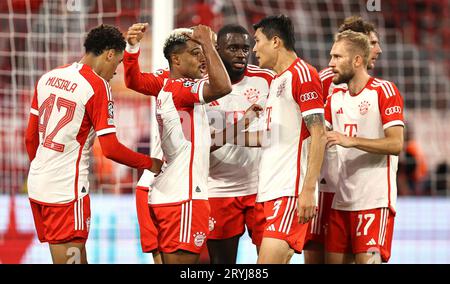 München, Deutschland. September 2023. firo: 20.09.2023, Fußball, Champions League, Saison 2023/2024, Spieltag, FC Bayern München - Manchester United, 4:3, Jamal Musiala, Harry Kane, Dayot Upamecano, Minjae Kim, Konrad Laimer, Leon Goretzka, FC Bayern München, Bayern, FCB, Munchen, Halbfigur, Geste, Jubel, Quelle: dpa/Alamy Live News Stockfoto