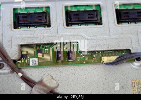 Kairo, Ägypten, September 26 2023: Innenraum der Hauptplatine des LCD-Fernsehers, Kabel, Transformatoren, Widerstand, IC, Kondensatoren, Reparatur Mo Stockfoto