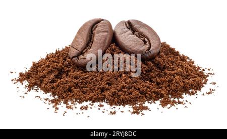 Ein Haufen gemahlener Kaffee und Kaffeebohnen, isoliert auf weißem Hintergrund Stockfoto