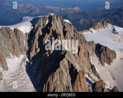 LUFTAUFNAHME. Mont Blanc du Tacul (4248 m) von Südosten aus gesehen und Aiguille du Midi (3842 m) in der Entfernung auf der rechten Seite. Chamonix, Frankreich. Stockfoto