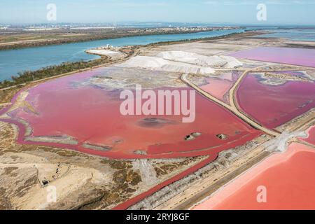 Blick aus der Vogelperspektive über wunderschöne Salzfelder in der Provence, Frankreich Stockfoto