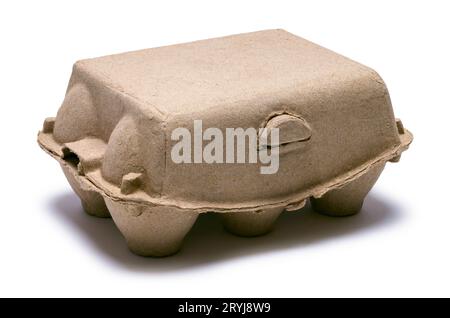 Kleiner Eierkarton, geschlossener Ausschnitt auf weiß. Stockfoto