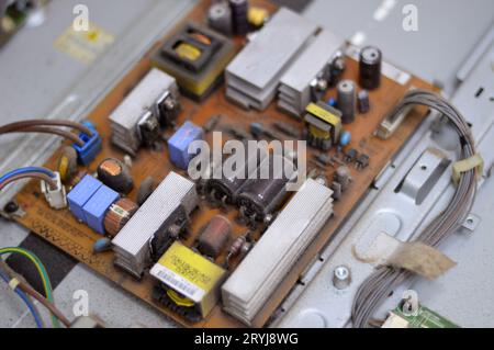 Kairo, Ägypten, September 26 2023: Innenraum der Hauptplatine des LCD-Fernsehers, Kabel, Transformatoren, Widerstand, IC, Kondensatoren, Reparatur Mo Stockfoto