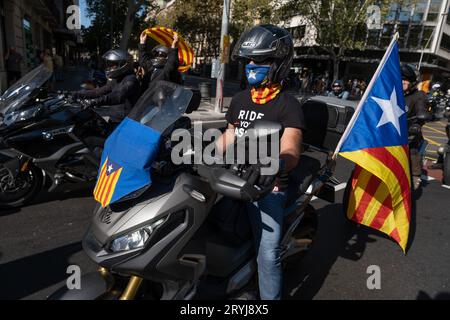 Barcelona, Spanien. Oktober 2023. Biker mit Flaggen für die Unabhängigkeit Kataloniens während der Demonstration. Hunderte von Menschen, die von der zivilgesellschaftlichen Organisation Assemblea Nacional Catalana aufgerufen wurden, haben entlang der Vía Laietana demonstriert, um des sechsten Jahrestages des einseitigen Referendums vom 1. Oktober 2017 zu gedenken, das von den Sicherheitskräften des spanischen Staates hart unterdrückt wurde. (Foto: Paco Freire/SOPA Images/SIPA USA) Credit: SIPA USA/Alamy Live News Stockfoto