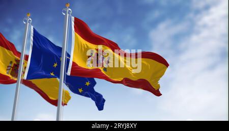 Die Flaggen Spaniens und der Europäischen Union winken an einem sonnigen Tag im Wind. Demokratie und Politik. Europäisches Land. Stockfoto