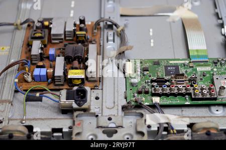 Kairo, Ägypten, September 26 2023: Innenraum der Hauptplatine des LCD-Fernsehers, Kabel, Transformatoren, Widerstand, IC, Kondensatoren, Reparatur Mo Stockfoto