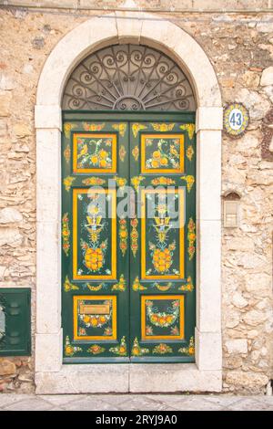 Dekorierte Türen am Haus von Taormina Stockfoto