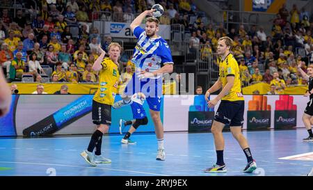 Mannheim, Deutschland. Oktober 2023. v.li.: Gustav Davidsson (RNL, 22), Samuel Röthlisberger (TVB, 17), Andreas Holst Jensen (RNL, 20), beim Sprungwurf, Wurf, Torwurf, Aktion, Aktion, Spielszene, 01.10.2023, Mannheim (Deutschland), Handball, Bundesliga, Rhein-Neckar Löwen - TVB Stuttgart Credit: dpa/Alamy Live News Stockfoto