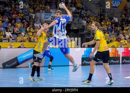 Mannheim, Deutschland. Oktober 2023. v.li.: Gustav Davidsson (RNL, 22), Samuel Röthlisberger (TVB, 17), Andreas Holst Jensen (RNL, 20), beim Sprungwurf, Wurf, Torwurf, Aktion, Aktion, Spielszene, 01.10.2023, Mannheim (Deutschland), Handball, Bundesliga, Rhein-Neckar Löwen - TVB Stuttgart Credit: dpa/Alamy Live News Stockfoto