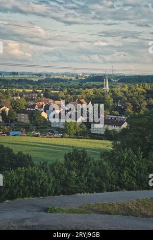 Malerische vertikale Aufnahme von wunderschönen Grubenhäusern, umgeben von immergrünen Bäumen im Ruhrgebiet, Deutschland Stockfoto