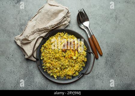 Gebratener Blumenkohlreis oder Couscous mit Dill auf Teller, gesunde kohlenhydratarme Gemüsebeilage für Keto-Diät und gesunde L Stockfoto