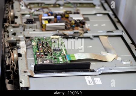 Kairo, Ägypten, September 26 2023: Innenraum der Hauptplatine des LCD-Fernsehers, Kabel, Transformatoren, Widerstand, IC, Kondensatoren, Reparatur Mo Stockfoto