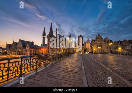 Gent Belgien, Nacht in der Skyline der Stadt an der St. Michael's Bridge (Sint-Michielsbrug) mit Fluss Leie und Kor Stockfoto