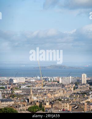 Edinburgh, Schottland, Großbritannien - Blick von Calton Hill nach Leith und River Forth (mit Cables Wynd House (Banana Flats) und Linksview House Stockfoto