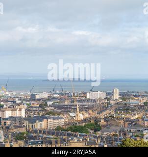 Edinburgh, Schottland, Großbritannien - Blick von Calton Hill nach Leith und River Forth (mit Cables Wynd House (Banana Flats) und Linksview House Stockfoto