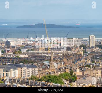 Edinburgh, Schottland, Großbritannien - Blick von Calton Hill nach Leith und River Forth (mit Cables Wynd House (Banana Flats) und Linksview House Stockfoto