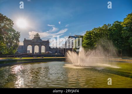 Brüssel Belgien, Skyline der Stadt am Arcade du Cinquantenaire von Brüssel (Arc de Triomphe) und Platz Stockfoto