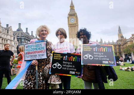 Parliament Square, London, Großbritannien. Oktober 2023. Mitglieder der LGBTQ+-Gemeinde protestieren auf dem Parlamentsplatz gegen Suella Braverman. Quelle: Matthew Chattle/Alamy Live News Stockfoto