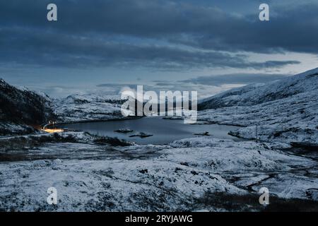 See Finnvikvatnet bei Tromso in Norwegen im Herbst mit Schnee Stockfoto