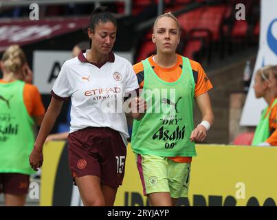 Leila Ouahabi von Manchester City (links) mit Teamkollegin Ellie Roebuck, nachdem sie während des Barclays Women's Super League Matches im Chigwell Construction Stadium in London abgesetzt wurde. Bilddatum: Sonntag, 1. Oktober 2023. Stockfoto