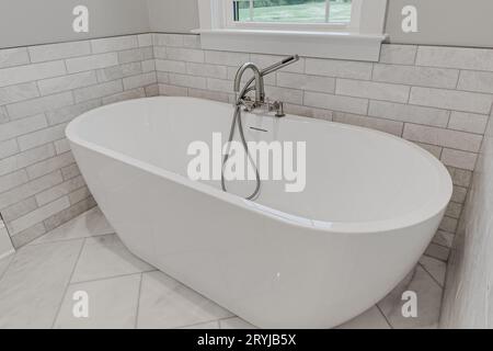 Großes neues modernes Farmhaus, Badewanne, Jacuzzi mit Duscharm und Steinmarmoriegel, Backsplash Stockfoto